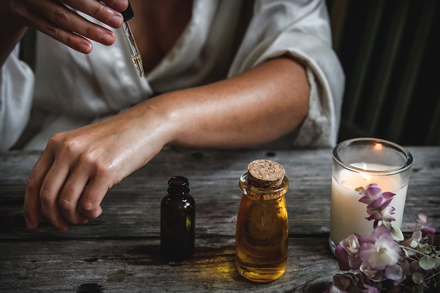 Formazione professionale su “Gli Oli Essenziali nella tradizione alchemica”
